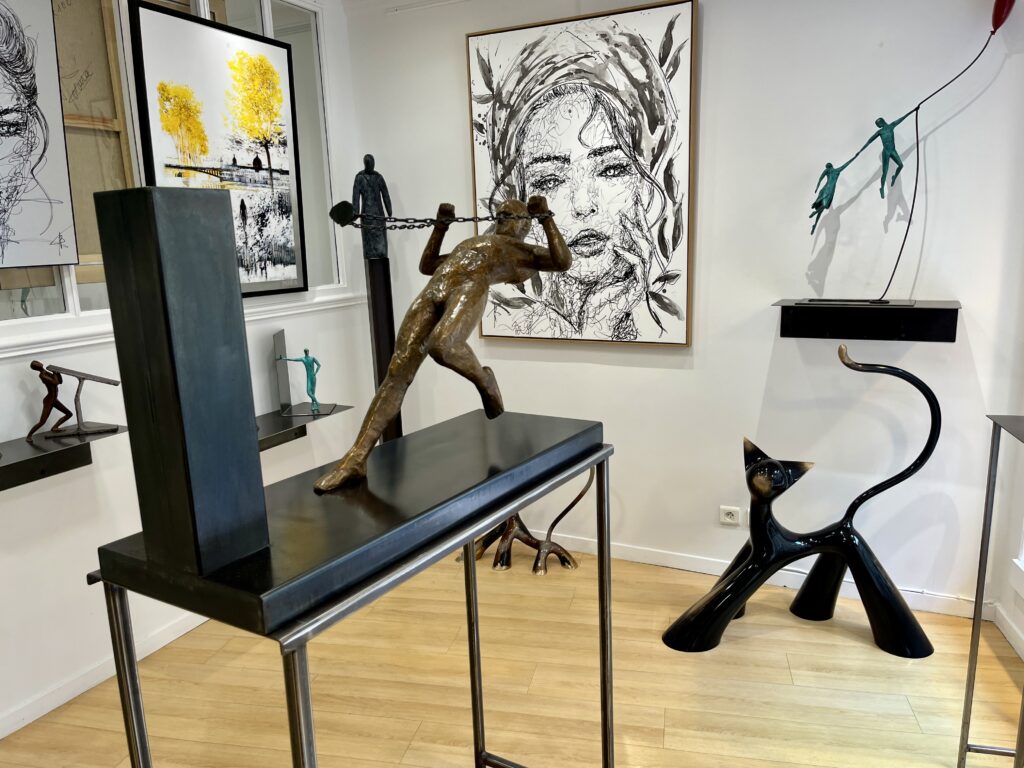 Intérieur de la Galerie Esquina à Dinan avec les oeuvres de Dal'Secco, Lolek, Balthazar, Rovira, Allart, Roussel
