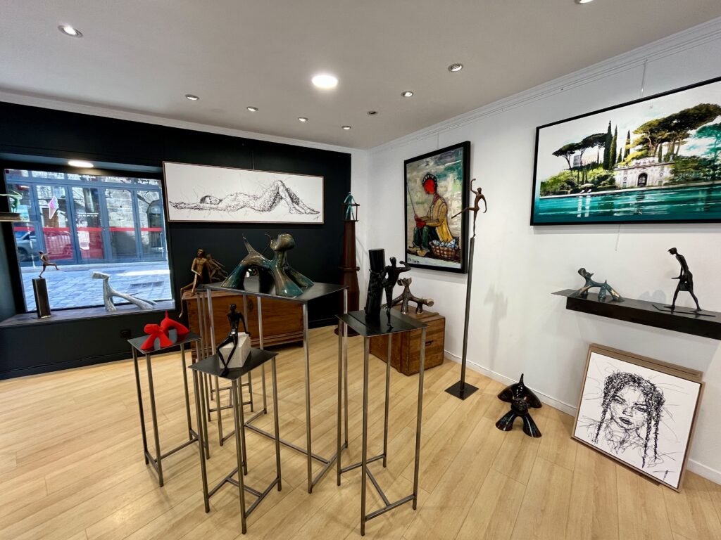 Intérieur de la Galerie Esquina à Dinan avec les oeuvres de Dal'Secco, Lolek, Balthazar, Rovira, Allart, Roussel