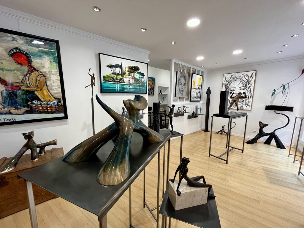 Intérieur de la Galerie Esquina à Dinan avec les oeuvres de Dal'Secco, Lolek, Balthazar, Rovira, Allart, Roussel