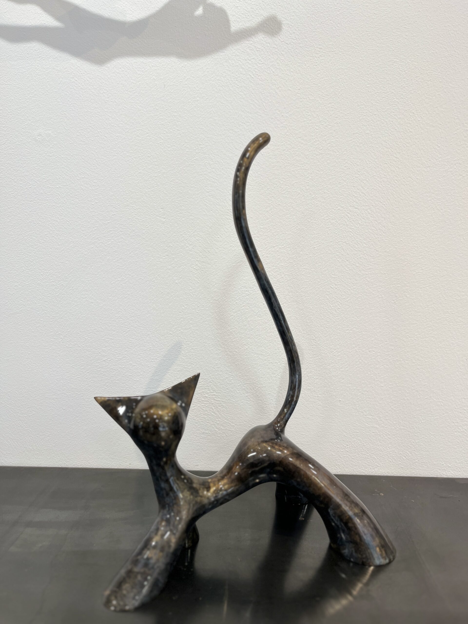 Œuvre en bronze de Lolek exposée à la Galerie Esquina à Dinan